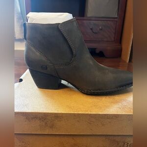NEW BORN Antonia Leather Western Ankle Booties Women's Size 9.5